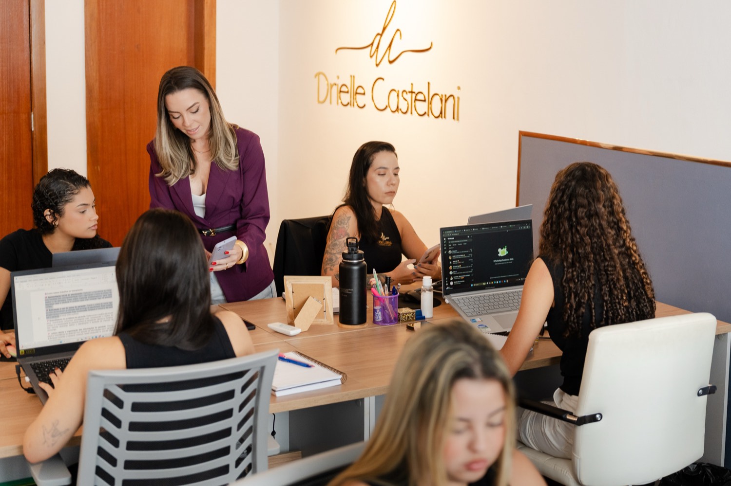 Equipe da Drielle Castelani analisando atendimentos de WhatsApp